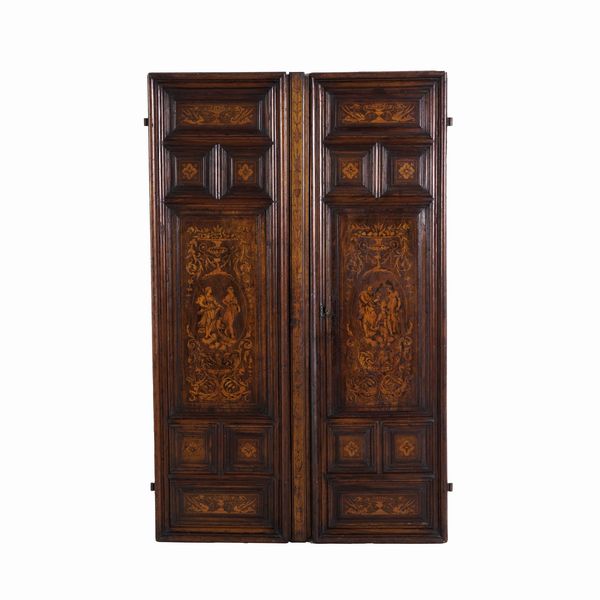 Coppia di ante pannellate in legno intarsiato. XIX-XX secolo  - Asta Antiquariato - Associazione Nazionale - Case d'Asta italiane