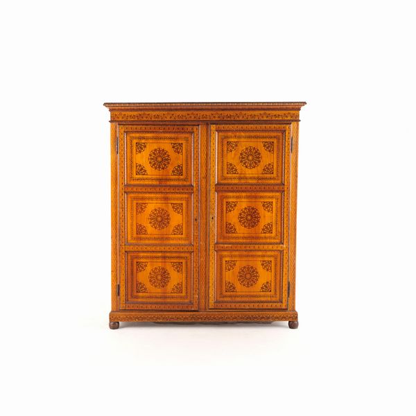 Armadio a due ante in legno. XIX secolo  - Asta Antiquariato - Associazione Nazionale - Case d'Asta italiane