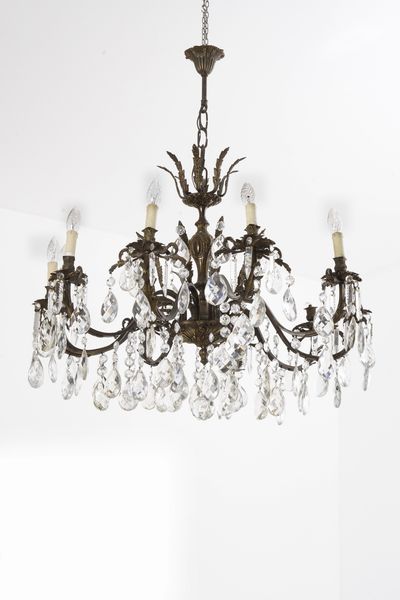 Lampadario a 12 luci in ottone e cristalli  - Asta Antiquariato - Associazione Nazionale - Case d'Asta italiane