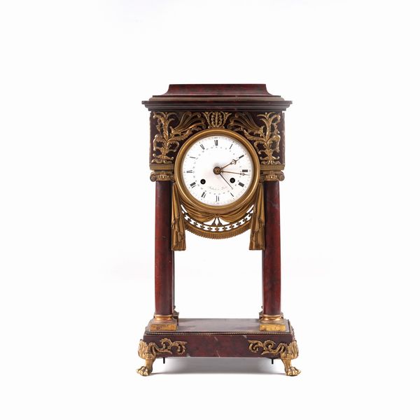 Pendola da tavolo a portico Carlo X in marmo rosso e bronzo dorato. XIX secolo  - Asta Antiquariato - Associazione Nazionale - Case d'Asta italiane
