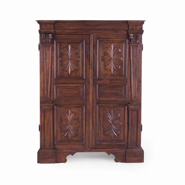 Armadio in legno intagliato. XVIII secolo  - Asta Antiquariato - Associazione Nazionale - Case d'Asta italiane