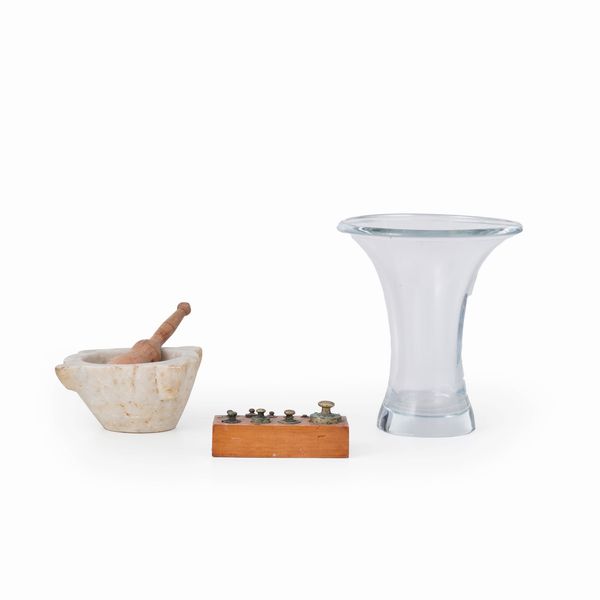 Lotto composto da grande vaso in vetro, un mortaio in marmo con pestello in legno e pesi per bilancia  - Asta Antiquariato - Associazione Nazionale - Case d'Asta italiane