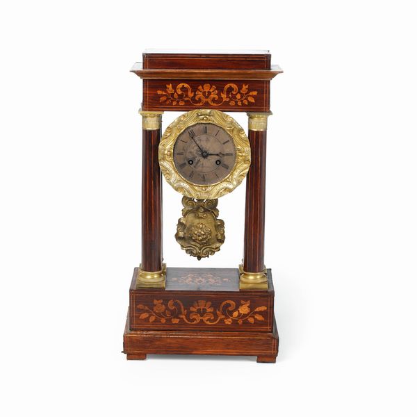 Pendola da tavolo a quattro colonne. XIX secolo  - Asta Antiquariato - Associazione Nazionale - Case d'Asta italiane