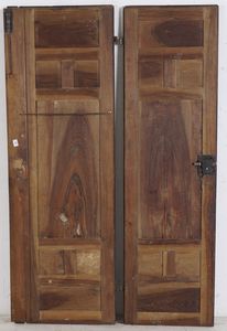 Coppia di ante pannellate in legno intarsiato. XIX-XX secolo  - Asta Antiquariato - Associazione Nazionale - Case d'Asta italiane