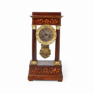 Pendola da tavolo a quattro colonne. XIX secolo  - Asta Antiquariato - Associazione Nazionale - Case d'Asta italiane