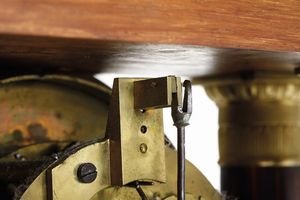 Pendola da tavolo a quattro colonne. XIX secolo  - Asta Antiquariato - Associazione Nazionale - Case d'Asta italiane