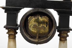 Orologio da tavolo a portico in marmo. Fine XIX-inizi XX secolo  - Asta Antiquariato - Associazione Nazionale - Case d'Asta italiane