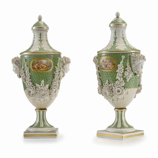 COPPIA DI VASI, S&Egrave;VRES, FRANCIA, SECOLO XIX  - Asta INTERNATIONAL FINE ART - Associazione Nazionale - Case d'Asta italiane