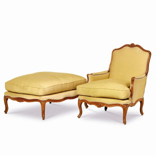 POLTRONA E POGGIAPIEDI, FRANCIA, SECOLO XVIII  - Asta INTERNATIONAL FINE ART - Associazione Nazionale - Case d'Asta italiane