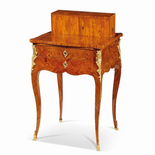 PICCOLO SCRITTOIO DA CENTRO, FRANCIA, SECOLO XVIII  - Asta INTERNATIONAL FINE ART - Associazione Nazionale - Case d'Asta italiane