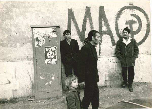SANDRO BECCHETTI : Spettatori della manifestazione antifascista (tutti di Catanzaro)  - Asta Fotografia - Associazione Nazionale - Case d'Asta italiane