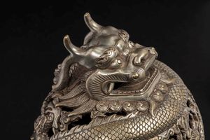 Incensiere a guisa di drago in argento, Cina, Dinastia Qing, XIX secolo  - Asta Chinese Works of Art - Associazione Nazionale - Case d'Asta italiane