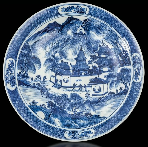 Grande piatto in porcellana bianca e blu con raffigurazione di paesaggio e pagode, Cina, Dinastia Qing, epoca Daoguang (1821-1850)  - Asta Fine Chinese Works of Art - Associazione Nazionale - Case d'Asta italiane