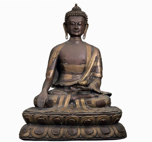 Figura di Buddha Sakyamuni in bronzo parzialmente dorato, Cina/Bhutan, fine XIX secolo  - Asta Fine Chinese Works of Art - Associazione Nazionale - Case d'Asta italiane
