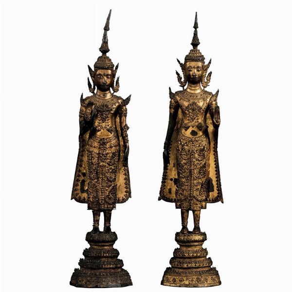 Lotto composto da due figure di Buddha stanti in bronzo dorato, Thailandia, met XIX secolo  - Asta Fine Chinese Works of Art - Associazione Nazionale - Case d'Asta italiane