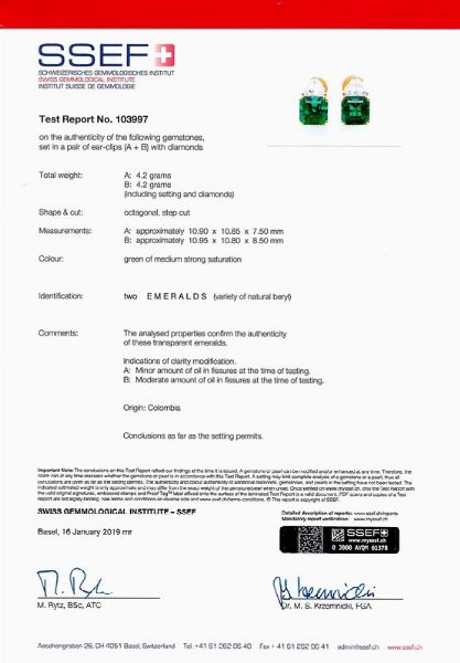 PAIO DI ORECCHINI IN ORO GIALLO E BIANCO CON SMERALDI COLOMBIANI E DIAMANTI  - Asta GIOIELLI - Associazione Nazionale - Case d'Asta italiane