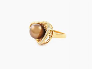 Anello in oro rosa con diamanti e perla coltivata bronzea  - Asta Gioielli - II - Associazione Nazionale - Case d'Asta italiane