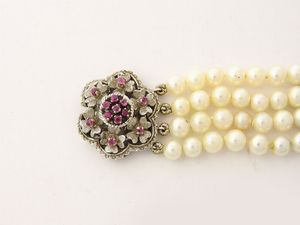 Bracciale a quattro fili di perle coltivate Akoya con fermezza in oro bianco e rubini  - Asta Gioielli - II - Associazione Nazionale - Case d'Asta italiane