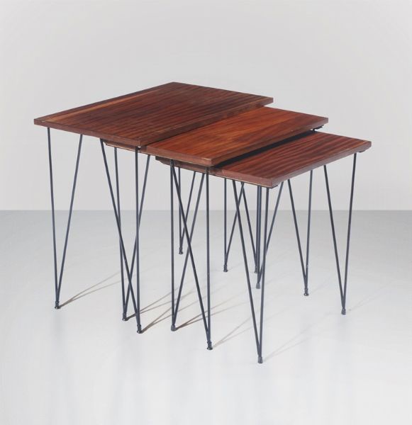 Set di tre tavoli bassi impilabili con struttura in metallo laccato e piani in legno  - Asta Design - Associazione Nazionale - Case d'Asta italiane