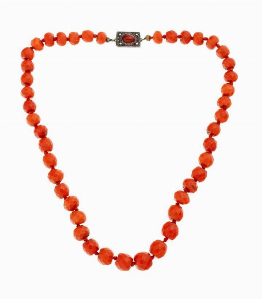 COLLANA : Peso gr 50 7 Lunghezza cm 45 composto da sfere e cilindri sfaccettati di corallo mediterraneo nei toni del salmone del diam di mm 8 a 10. Chiusura in argento con corniola cabochon  - Asta Asta 157 - Gioielli - Associazione Nazionale - Case d'Asta italiane