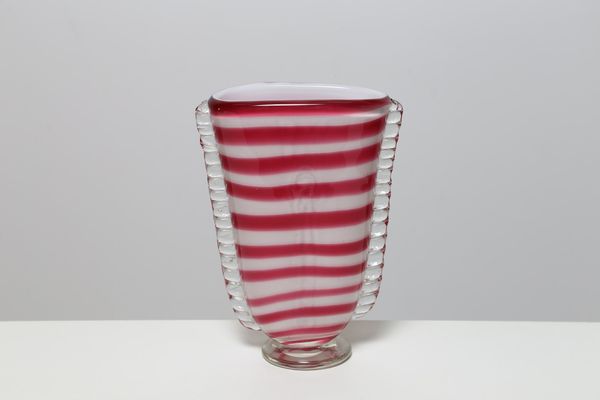 POLI FLAVIO (1900 - 1984) : Vaso in vetro trasparente incamiciato lattimo decorato con fascia a spirale in color rubino. Base e morise in vetro trasparente, per Seguso Vetri d'Arte. Fine anni 30.  - Asta ASTA 291 - DESIGN (online) - Associazione Nazionale - Case d'Asta italiane