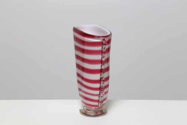 POLI FLAVIO (1900 - 1984) : Vaso in vetro trasparente incamiciato lattimo decorato con fascia a spirale in color rubino. Base e morise in vetro trasparente, per Seguso Vetri d'Arte. Fine anni 30.  - Asta ASTA 291 - DESIGN (online) - Associazione Nazionale - Case d'Asta italiane