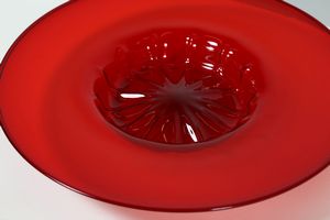 ZECCHIN VITTORIO (1878 - 1947) : Piatto in vetro trasparente rosso rubino con fondo baccellato ottenuto con costolatura a stampo, produzione Venini.  - Asta ASTA 291 - DESIGN (online) - Associazione Nazionale - Case d'Asta italiane