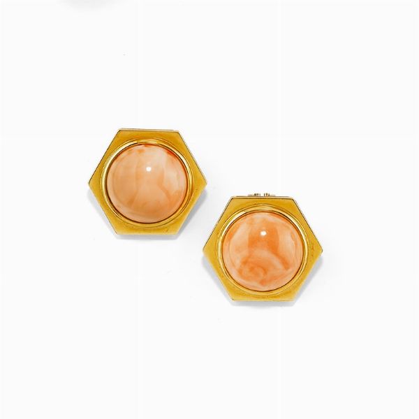 Orecchini in oro giallo 18K e corallo rosa  - Asta Jewelry Week / Gioielli, Orologi, Argenti e Monete - Associazione Nazionale - Case d'Asta italiane