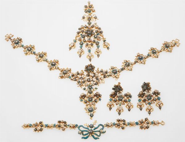 Parti di parure rimontate, composta da girocollo, bracciale, orecchini e pendente con smalti policromi, perline e diamanti taglio flat  - Asta Fine Jewels - Associazione Nazionale - Case d'Asta italiane