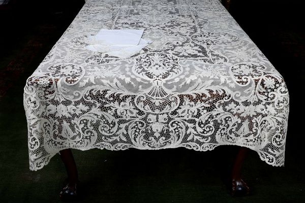 Tovaglia con 12 tovaglioli  - Asta ASTA 0512 - L'ART DE LA TABLE - Associazione Nazionale - Case d'Asta italiane