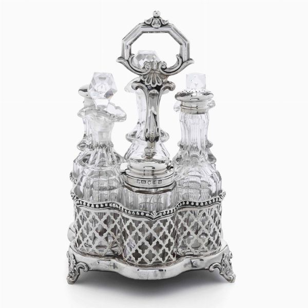 Oliera in argento sterling traforato e cesellato con ampolle in vetro. Sheffield 1850 (cestino) e 1851 (ampolle)  - Asta ASTA 0512 - L'ART DE LA TABLE - Associazione Nazionale - Case d'Asta italiane