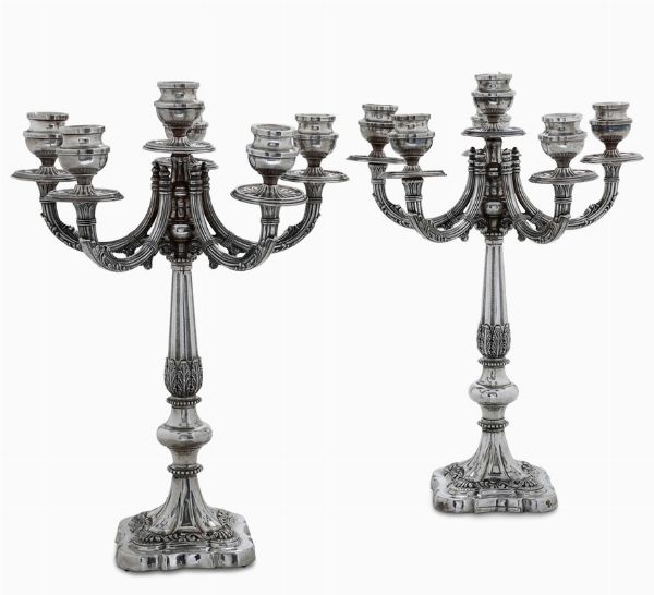 Coppia di candelabri in argento. Argenteria artistica italiana del XX secolo. Argentiere Sorelli, Firenze  - Asta ASTA 0512 - L'ART DE LA TABLE - Associazione Nazionale - Case d'Asta italiane