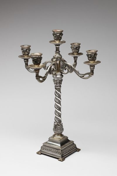 ARGENTIERE ITALIANO DEL XX SECOLO : Candelabro a cinque fiamme in argento, base quadrata con alto fusto a colonna tortile terminante con motivo a volute da cui dipartono quattro bracci sagomati con decori vegetali e capitelli corinzi.  - Asta ASTA 326 - ARTE ANTICA E DEL XIX SECOLO - Associazione Nazionale - Case d'Asta italiane