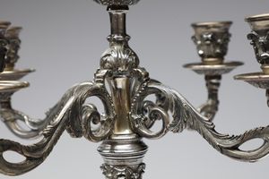 ARGENTIERE ITALIANO DEL XX SECOLO : Candelabro a cinque fiamme in argento, base quadrata con alto fusto a colonna tortile terminante con motivo a volute da cui dipartono quattro bracci sagomati con decori vegetali e capitelli corinzi.  - Asta ASTA 326 - ARTE ANTICA E DEL XIX SECOLO - Associazione Nazionale - Case d'Asta italiane