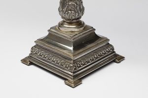 ARGENTIERE ITALIANO DEL XX SECOLO : Candelabro a cinque fiamme in argento, base quadrata con alto fusto a colonna tortile terminante con motivo a volute da cui dipartono quattro bracci sagomati con decori vegetali e capitelli corinzi.  - Asta ASTA 326 - ARTE ANTICA E DEL XIX SECOLO - Associazione Nazionale - Case d'Asta italiane