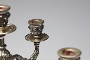 ARGENTIERE ITALIANO DEL XX SECOLO : Candelabro a cinque fiamme in argento, base quadrata con alto fusto a colonna tortile terminante con motivo a volute da cui dipartono quattro bracci sagomati con decori vegetali e capitelli corinzi.  - Asta ASTA 326 - ARTE ANTICA E DEL XIX SECOLO - Associazione Nazionale - Case d'Asta italiane