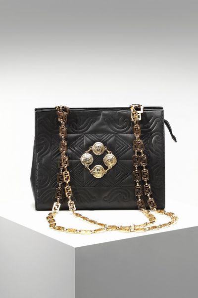 VERSACE GIANNI (1946 - 1997) : Borsa in pelle nera con catena dorata.  - Asta ASTA 330 - VINTAGE (online) - Associazione Nazionale - Case d'Asta italiane