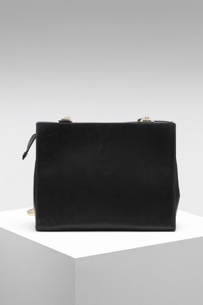 VERSACE GIANNI (1946 - 1997) : Borsa in pelle nera con catena dorata.  - Asta ASTA 330 - VINTAGE (online) - Associazione Nazionale - Case d'Asta italiane