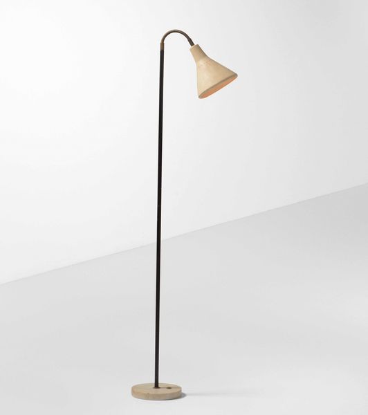 Lampada da terra con struttura in ottone, diffusore orientabile in metallo laccato e base in marmo.  - Asta Design Lab - Associazione Nazionale - Case d'Asta italiane