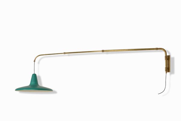 Lampada da parete estensibile e orientabile con struttura in ottone e paralume in metallo laccato.  - Asta Design Lab - Associazione Nazionale - Case d'Asta italiane