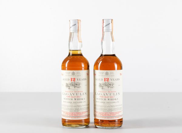 Lagavulin, White Horse Distillers, Pure Islay Malt Scotch Whisky 12 years old  - Asta Heritage. Vini e Distillati da Collezione - Associazione Nazionale - Case d'Asta italiane