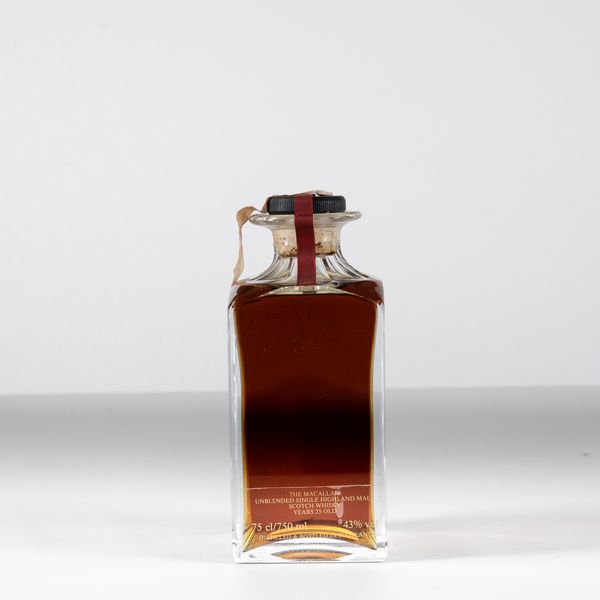 Macallan, Single Malt Scotch Whisky 25 years old Decanter serie M  - Asta Heritage. Vini e Distillati da Collezione - Associazione Nazionale - Case d'Asta italiane