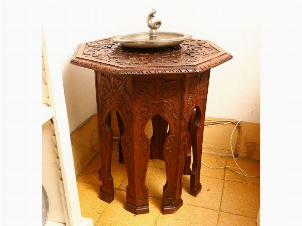 Tavolino in legno tenero di gusto orientale  - Asta Arredi e Dipinti dall'antica Fattoria Franceschini, in parte provenienti da Villa I Pitti - Associazione Nazionale - Case d'Asta italiane