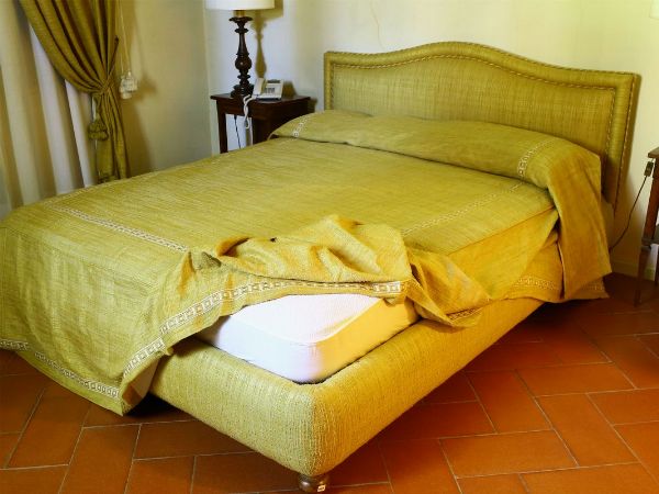 Letto matimoniale rivestito in tessuto boucl color senape  - Asta Arredi e Dipinti Antichi da una villa a Fiesole - Associazione Nazionale - Case d'Asta italiane