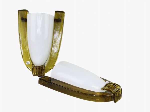 Coppia di appliques con diffusore in vetro opalino bianco  - Asta La Collezione di Muccia Breda - Villa Don a Borbiago di Mira (Venezia) - Associazione Nazionale - Case d'Asta italiane