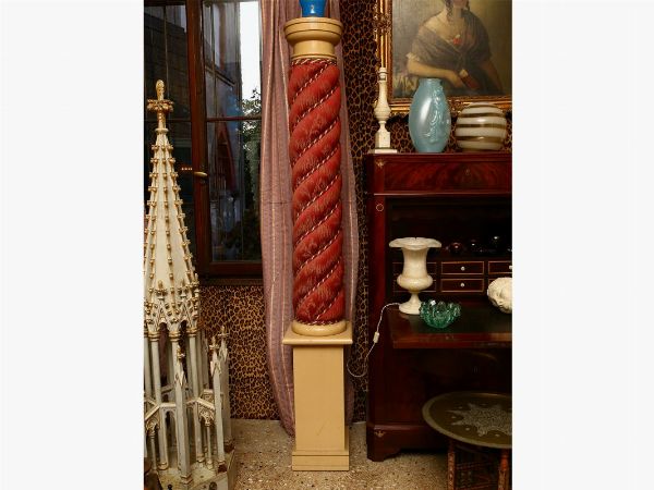 Coppia di alte colonne in legno laccato e tessuto  - Asta La Collezione di Muccia Breda - Villa Don a Borbiago di Mira (Venezia) - Associazione Nazionale - Case d'Asta italiane