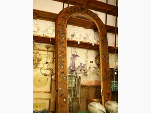 Grande architrave in legno rivestito in cuoio impresso di gusto Art Nouveau  - Asta La Collezione di Muccia Breda - Villa Don a Borbiago di Mira (Venezia) - Associazione Nazionale - Case d'Asta italiane