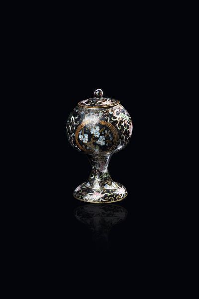 PICCOLO VASO : Piccolo vaso in cloisonn a sfera con tappo  Cina  dinastaia Qing  XIX secolo. h cm 13 5x7 5  - Asta Asta 197 Arte orientale - Associazione Nazionale - Case d'Asta italiane