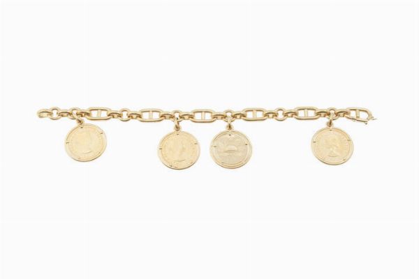 BRACCIALE : Peso gr 88 Lunghezza cm 20 in oro giallo  a maglia ad anelli geometrici con tre Sterline pendenti e una medaglia celebrativa della fine della guerra del 1918  - Asta Asta 196 Gioielli - Associazione Nazionale - Case d'Asta italiane