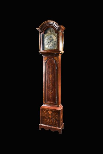 OROLOGIO A TORRE : in legno impiallacciato e intarsiato  quadrante in metallo firmato Thomas Daniel- London Non funzionante  - Asta Asta 198 Antiquariato - Associazione Nazionale - Case d'Asta italiane